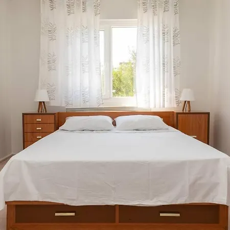Peaceful House With Lovely Terrace In Cesme Germiyan